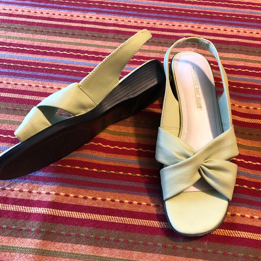 ⛄️ Size 7 mint green Montego Bay Club sandals - Picture 2 of 4